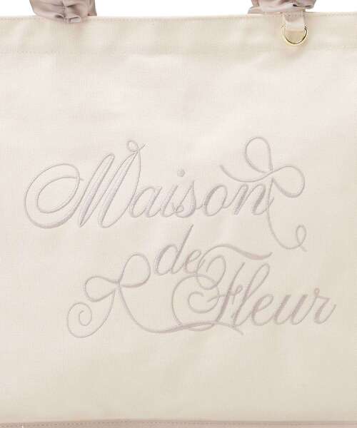 Maison de FLEUR(メゾンドフルール)の「ロゴ刺繍フリルハンドル帆布キャリーオンバッグ(トートバッグ・レディース・アイボリー/ブラック・FREE)」の14枚目の写真