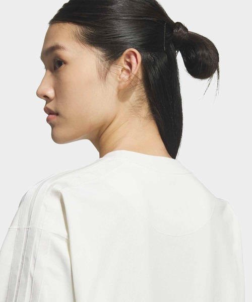 adidas(アディダス)の「エッセンシャルズ プラス スリー ストライプス ルーズ フィット 長袖 Tシャツ / ロンT / アディダス adidas(Tシャツ/カットソー・レディース・ホワイト・XX-LARGE/LARGE/MEDIUM/SMALL/X-LARGE/X-SMALL)」の4枚目の写真