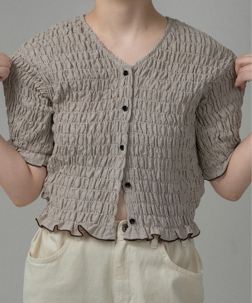 lawgy（ラウジー）の「button point v neck shirring blouse / ボタンポイントvネックシャーリングブラウス（シャツ/ブラウス・レディース・ブラウン/クリーム/ホワイト×ブラック・FREE）」の2枚目の写真