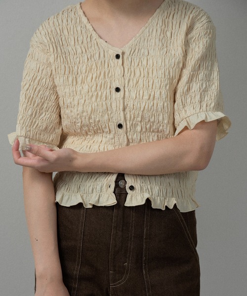 lawgy（ラウジー）の「button point v neck shirring blouse / ボタンポイントvネックシャーリングブラウス（シャツ/ブラウス・レディース・ブラウン/クリーム/ホワイト×ブラック・FREE）」の3枚目の写真