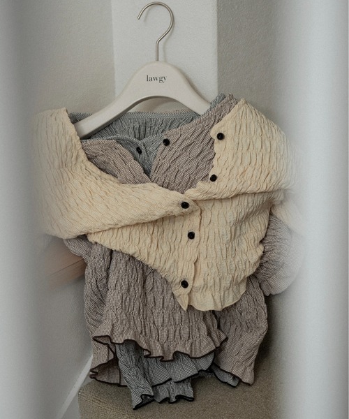 lawgy（ラウジー）の「button point v neck shirring blouse / ボタンポイントvネックシャーリングブラウス（シャツ/ブラウス・レディース・ブラウン/クリーム/ホワイト×ブラック・FREE）」の21枚目の写真