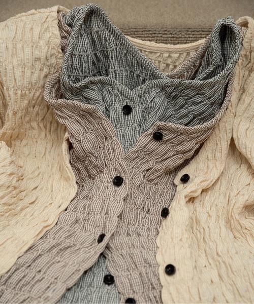 lawgy（ラウジー）の「button point v neck shirring blouse / ボタンポイントvネックシャーリングブラウス（シャツ/ブラウス・レディース・ブラウン/クリーム/ホワイト×ブラック・FREE）」の22枚目の写真