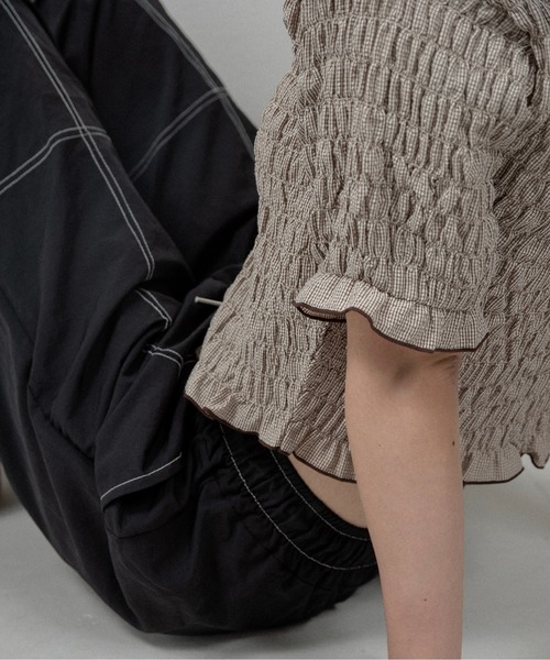 lawgy（ラウジー）の「button point v neck shirring blouse / ボタンポイントvネックシャーリングブラウス（シャツ/ブラウス・レディース・ブラウン/クリーム/ホワイト×ブラック・FREE）」の12枚目の写真
