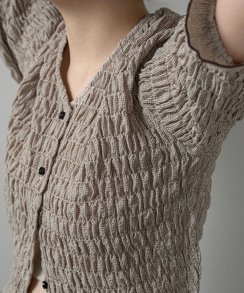 lawgy（ラウジー）の「button point v neck shirring blouse / ボタンポイントvネックシャーリングブラウス（シャツ/ブラウス・レディース・ブラウン/クリーム/ホワイト×ブラック・FREE）」の10枚目の写真