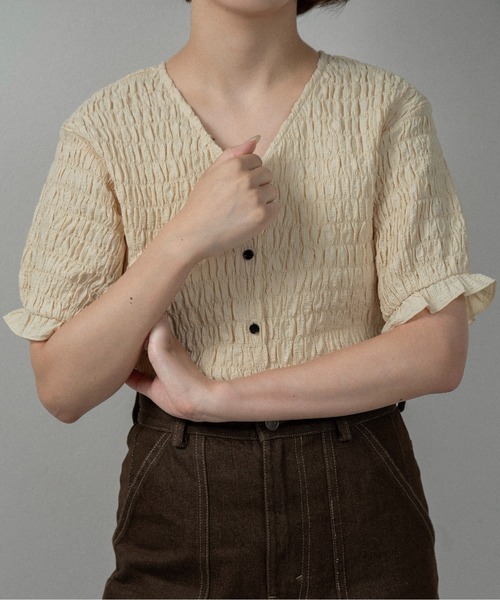 lawgy（ラウジー）の「button point v neck shirring blouse / ボタンポイントvネックシャーリングブラウス（シャツ/ブラウス・レディース・ブラウン/クリーム/ホワイト×ブラック・FREE）」の15枚目の写真