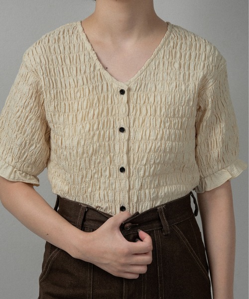 lawgy（ラウジー）の「button point v neck shirring blouse / ボタンポイントvネックシャーリングブラウス（シャツ/ブラウス・レディース・ブラウン/クリーム/ホワイト×ブラック・FREE）」の17枚目の写真
