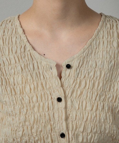 lawgy（ラウジー）の「button point v neck shirring blouse / ボタンポイントvネックシャーリングブラウス（シャツ/ブラウス・レディース・ブラウン/クリーム/ホワイト×ブラック・FREE）」の18枚目の写真