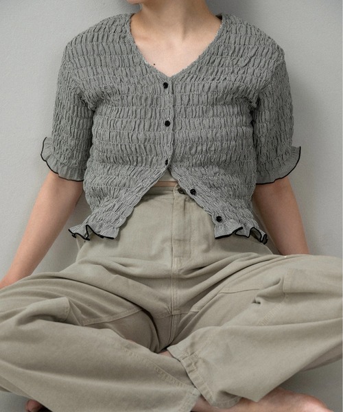 lawgy（ラウジー）の「button point v neck shirring blouse / ボタンポイントvネックシャーリングブラウス（シャツ/ブラウス・レディース・ブラウン/クリーム/ホワイト×ブラック・FREE）」の4枚目の写真