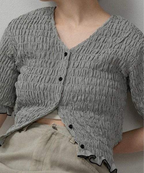 lawgy（ラウジー）の「button point v neck shirring blouse / ボタンポイントvネックシャーリングブラウス（シャツ/ブラウス・レディース・ブラウン/クリーム/ホワイト×ブラック・FREE）」の5枚目の写真