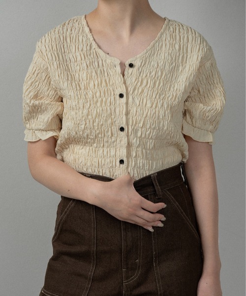 lawgy（ラウジー）の「button point v neck shirring blouse / ボタンポイントvネックシャーリングブラウス（シャツ/ブラウス・レディース・ブラウン/クリーム/ホワイト×ブラック・FREE）」の16枚目の写真