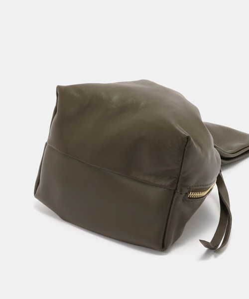 La TOTALITE(ラトータリテ)の「AULENTTI /オウレンティ ラムスキン ワンハンドルBAG(ショルダーバッグ・レディース・レンガ/カーキ・FREE)」の6枚目の写真