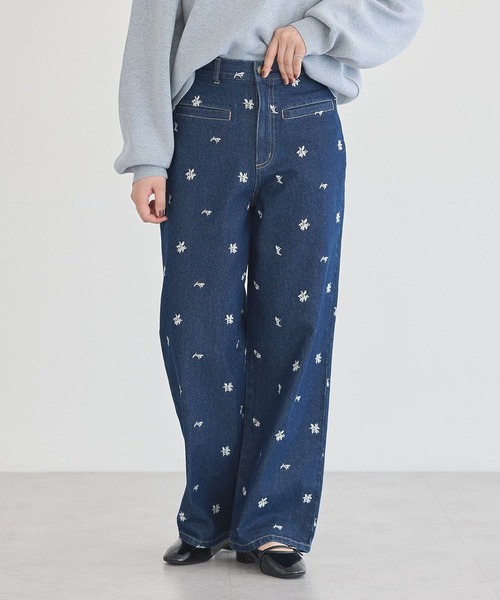 earth music&ecology(アースミュージックアンドエコロジー)の「刺繍ワイドデニムパンツ(デニムパンツ・レディース・ダークインディゴブルー・S/M)」の1枚目の写真