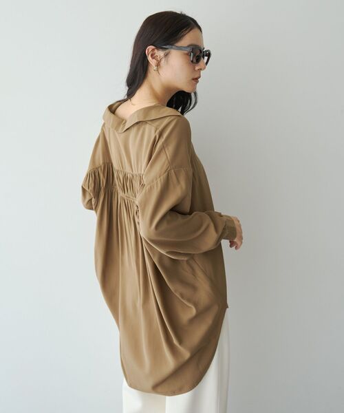 YECCA VECCA(イェッカヴェッカ)の「バックギャザーロングシャツ(シャツ/ブラウス・レディース・ダークグリーン/ブラウン/ブラック/ベージュ・FREE)」の4枚目の写真