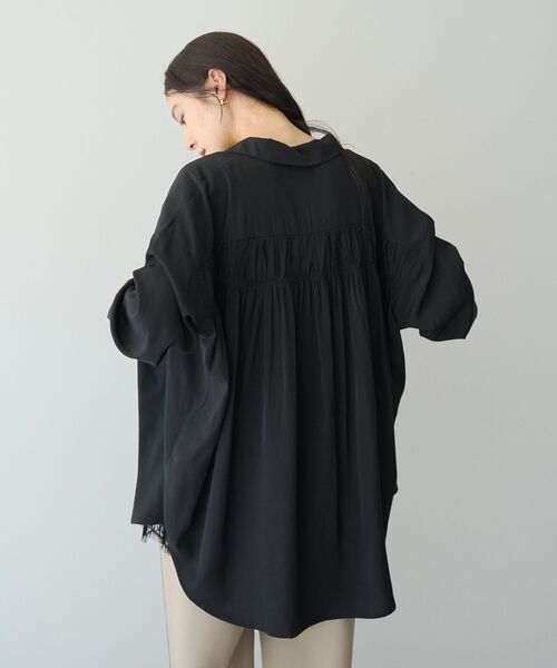 YECCA VECCA(イェッカヴェッカ)の「バックギャザーロングシャツ(シャツ/ブラウス・レディース・ダークグリーン/ブラウン/ブラック/ベージュ・FREE)」の2枚目の写真