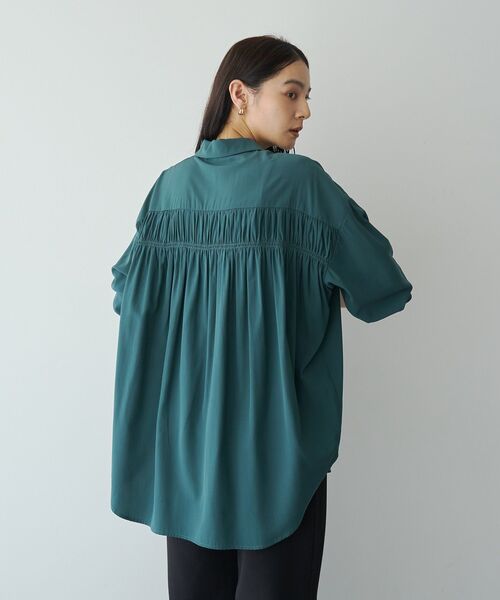 YECCA VECCA(イェッカヴェッカ)の「バックギャザーロングシャツ(シャツ/ブラウス・レディース・ダークグリーン/ブラウン/ブラック/ベージュ・FREE)」の7枚目の写真