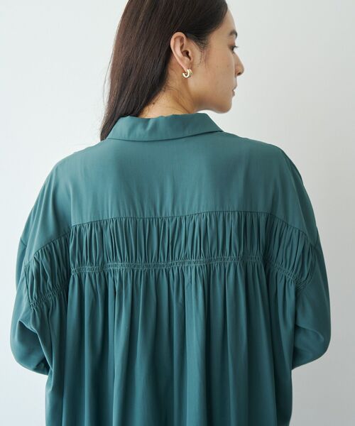 YECCA VECCA(イェッカヴェッカ)の「バックギャザーロングシャツ(シャツ/ブラウス・レディース・ダークグリーン/ブラウン/ブラック/ベージュ・FREE)」の12枚目の写真