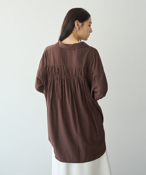 YECCA VECCA(イェッカヴェッカ)の「バックギャザーロングシャツ(シャツ/ブラウス・レディース・ダークグリーン/ブラウン/ブラック/ベージュ・FREE)」の20枚目の写真