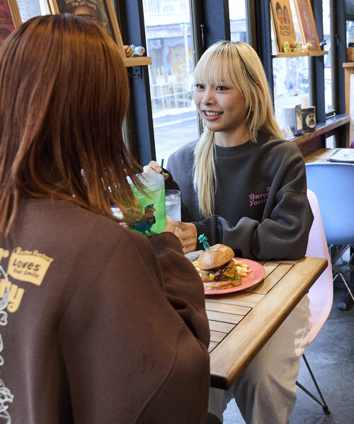 FREAK'S STORE(フリークスストア)の「限定展開 Burger Factory × FREAK'S STORE / バーガーファクトリー 別注 ビッグシルエット バックプリント クルーネックスウェット(スウェット・メンズ・グレー/ネイビー/チャコールグレー/ブラウン・SMALL/LARGE/MEDIUM)」の20枚目の写真