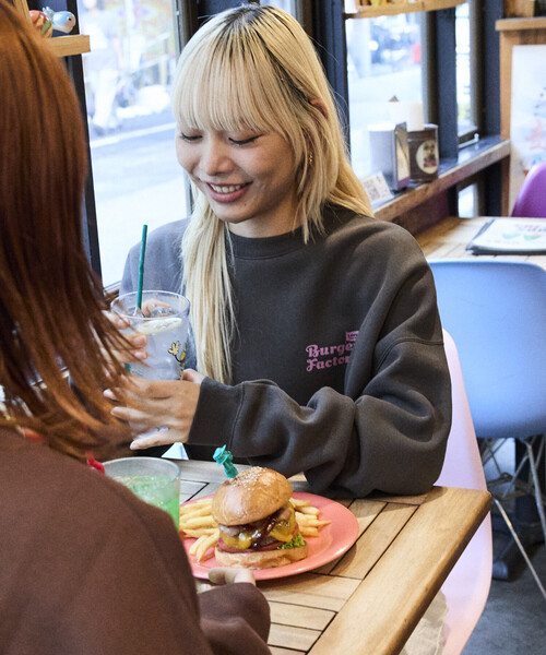 FREAK'S STORE(フリークスストア)の「限定展開 Burger Factory × FREAK'S STORE / バーガーファクトリー 別注 ビッグシルエット バックプリント クルーネックスウェット(スウェット・メンズ・グレー/ネイビー/チャコールグレー/ブラウン・SMALL/LARGE/MEDIUM)」の21枚目の写真