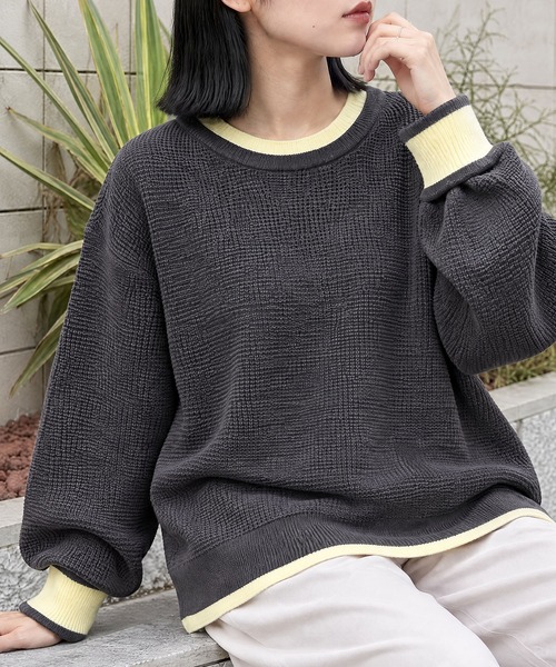 MONO-MART(モノマート)の「配色で魅せる|クルーネック ワッフルニットプルオーバー<ウォッシャブル・アンチピリング・帯電防止>(ニット/セーター・レディース・アイボリー/グレイッシュブルー/カーキ/チャコール/ダークブラウン/グレー/ワイン/ブラック/ネイビー・M/L)」の4枚目の写真