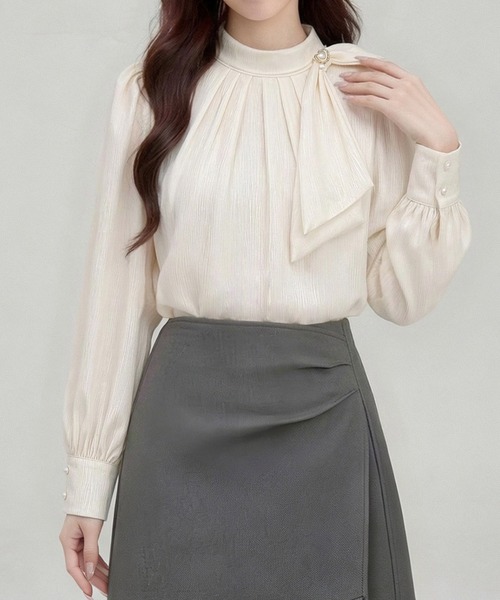 AMAJI(アマジ)の「Vネック サテン長袖シャツ(シャツ/ブラウス・レディース・ホワイト・X-LARGE/LARGE/MEDIUM/SMALL)」の4枚目の写真