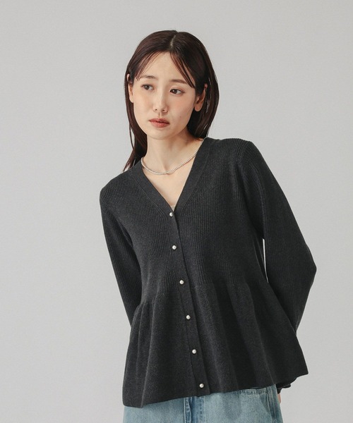 GLOBAL WORK(グローバルワーク)の「カシミヤタッチペプラムカーディガン/812956(カーディガン/ボレロ・レディース・チャコールグレー/ライトグレー/ワインレッド・LARGE/MEDIUM/SMALL)」の2枚目の写真