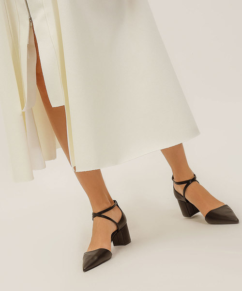 CHARLES & KEITH(チャールズ & キース)の「クリスクロスポインテッドヒール / CRISS CROSS POINTED HEELS(パンプス・レディース・ライトベージュ/ピンク/ブラック・23cm/25.5cm/22.5cm/25cm/24.5cm/23.5cm)」の4枚目の写真