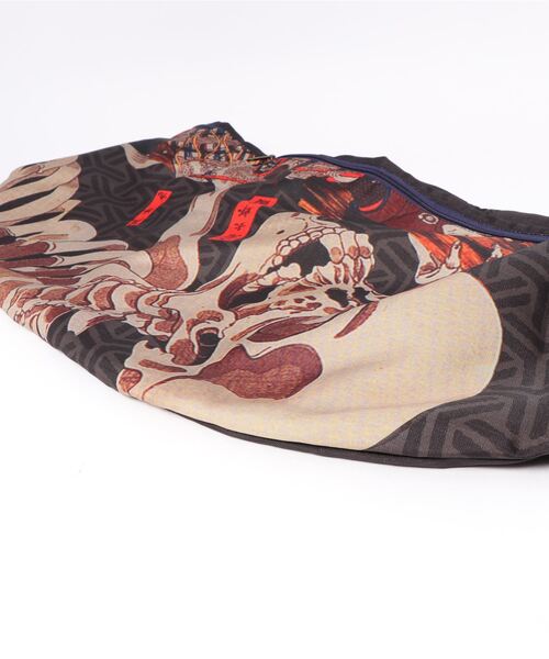 カヤ(カヤ)の「【カヤ】浮世絵たすきバッグ(ショルダーバッグ・メンズ・その他4/その他3/その他1/その他2/その他5/その他6/その他8/その他7/その他9/その他10/その他12/その他13/その他11・FREE)」の15枚目の写真