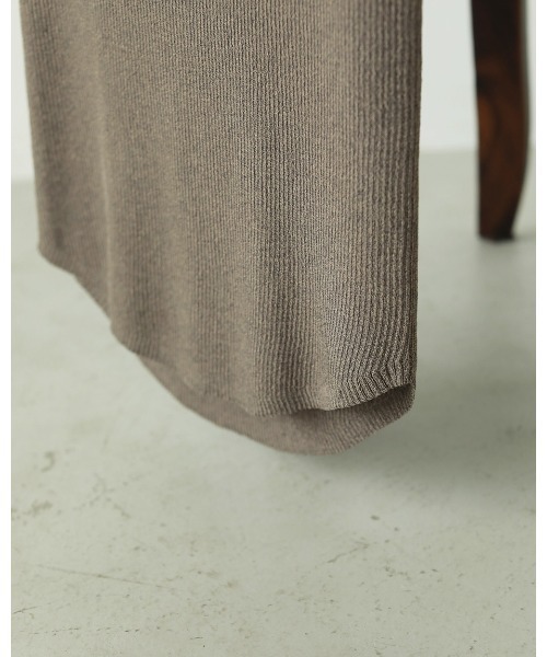 TODAYFUL（トゥデイフル）の「ラウンドヘムタンクトップ（タンクトップ・レディース・キナリ/グレイッシュベージュ/ダークグリーン・FREE）」の5枚目の写真