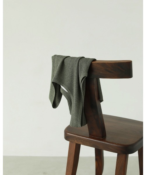 TODAYFUL（トゥデイフル）の「ラウンドヘムタンクトップ（タンクトップ・レディース・キナリ/グレイッシュベージュ/ダークグリーン・FREE）」の6枚目の写真