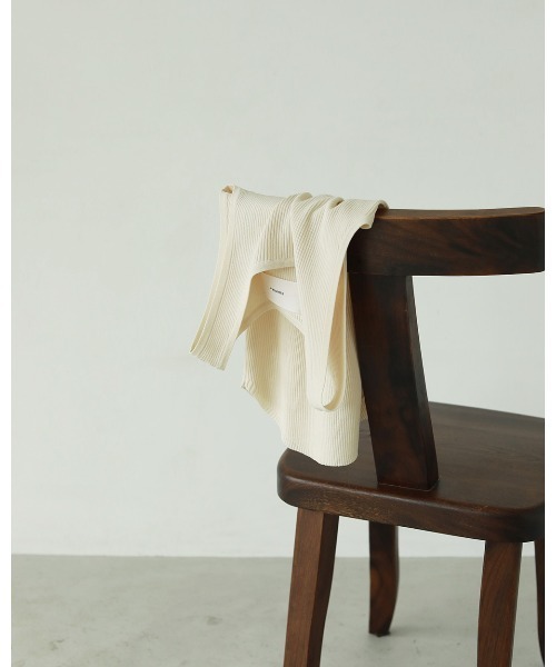 TODAYFUL（トゥデイフル）の「ラウンドヘムタンクトップ（タンクトップ・レディース・キナリ/グレイッシュベージュ/ダークグリーン・FREE）」の7枚目の写真