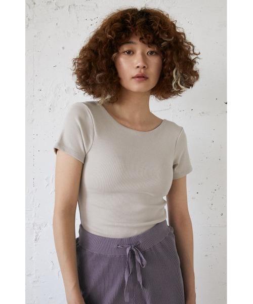 SLY（スライ）の「Sly Skin BACK OPEN/CUP IN T/SH バックオープン カップイン Tシャツ（ルームウェア/パジャマ・レディース・アイボリー/オレンジ系その他/ブラック・2/1）」の2枚目の写真