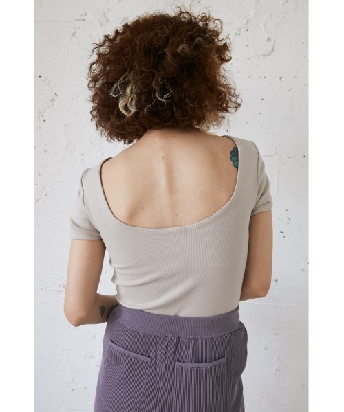 SLY（スライ）の「Sly Skin BACK OPEN/CUP IN T/SH バックオープン カップイン Tシャツ（ルームウェア/パジャマ・レディース・アイボリー/オレンジ系その他/ブラック・2/1）」の6枚目の写真