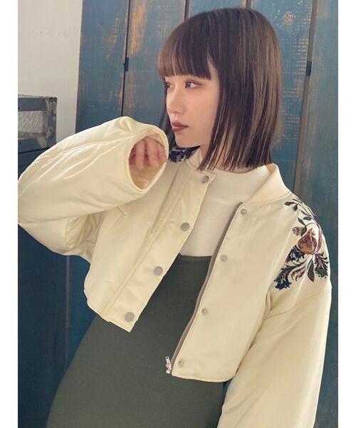 MURUA（ムルーア）の「エンブロイダリーショートブルゾン（ブルゾン・レディース・ブラック/グリーン/アイボリー・FREE）」の5枚目の写真