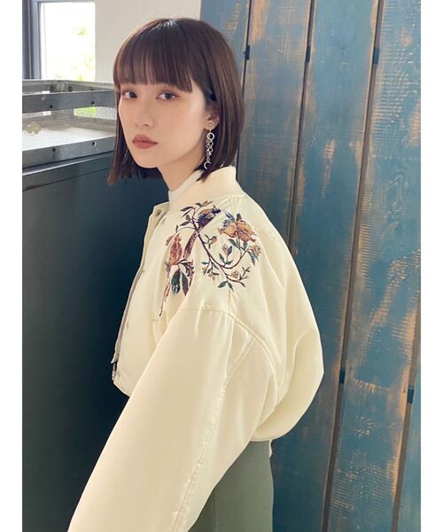 MURUA（ムルーア）の「エンブロイダリーショートブルゾン（ブルゾン・レディース・ブラック/グリーン/アイボリー・FREE）」の6枚目の写真