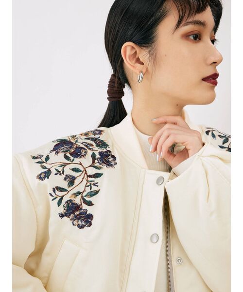 MURUA（ムルーア）の「エンブロイダリーショートブルゾン（ブルゾン・レディース・ブラック/グリーン/アイボリー・FREE）」の11枚目の写真