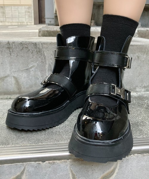 Figments（フィグメンツ）の「ストラップエナメルブーツ（ブーツ・レディース・ホワイト/ブラック・SMALL/MEDIUM）」の7枚目の写真