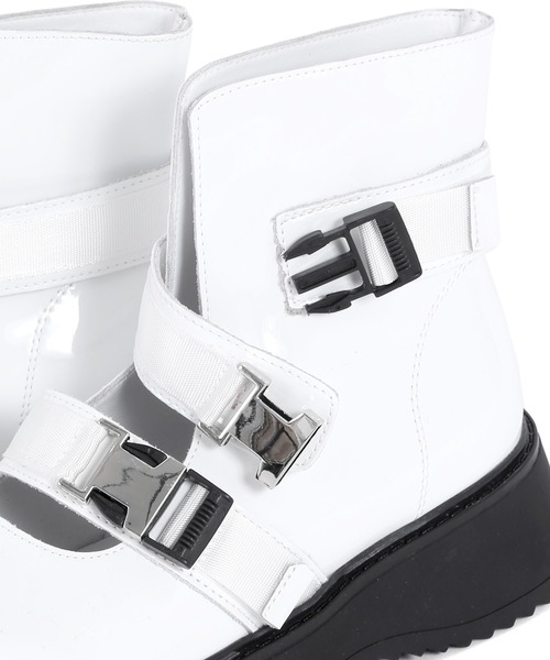 Figments（フィグメンツ）の「ストラップエナメルブーツ（ブーツ・レディース・ホワイト/ブラック・SMALL/MEDIUM）」の6枚目の写真