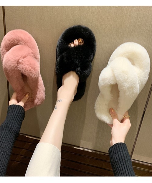 KOR(ケーオーアール)の「ふわふわもこもこエコファー サンダル(サンダル・レディース・ホワイト/ブラック/ベージュ/ピンク・40/38/39/35/36/37)」の13枚目の写真
