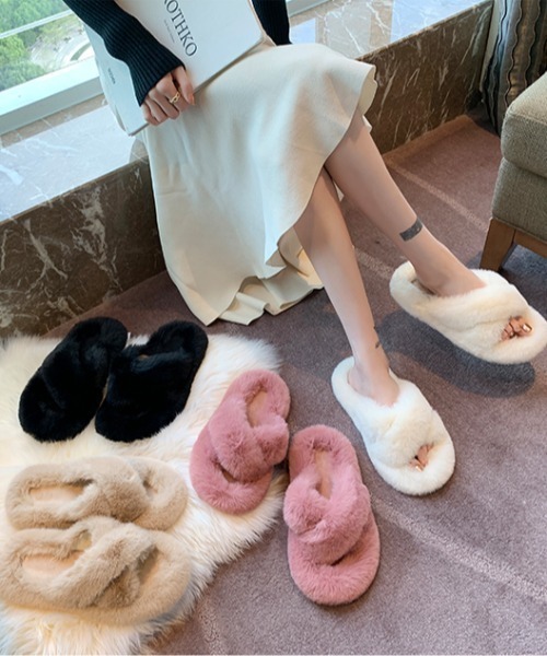 KOR(ケーオーアール)の「ふわふわもこもこエコファー サンダル(サンダル・レディース・ホワイト/ブラック/ベージュ/ピンク・40/38/39/35/36/37)」の9枚目の写真