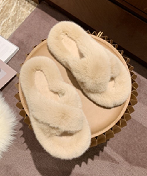 KOR(ケーオーアール)の「ふわふわもこもこエコファー サンダル(サンダル・レディース・ホワイト/ブラック/ベージュ/ピンク・40/38/39/35/36/37)」の16枚目の写真