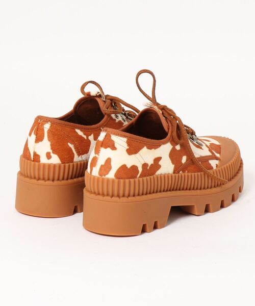 Jeffrey Campbell(ジェフリーキャンベル)の「牛柄厚底スニーカー(スニーカー・レディース・ブラウン・38/37/36/39)」の2枚目の写真