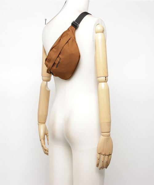 Carhartt WIP（カーハートダブリューアイピー）の「Carhartt WIP/カーハートダブリューアイピー ウエストバッグ PAYTON I025742（ボディバッグ/ウエストポーチ・メンズ・ブラック×ブラック/ブラウン系カモフラージュ/ブラウン/ブルー/ライトブラウン・FREE）」の8枚目の写真