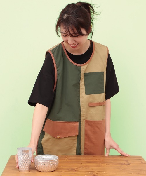 チチカカ（チチカカ）の「【ユニセックス】ミリタリーミックスエプロンベスト（エプロン・レディース・ベージュ/ブラック・FREE）」の4枚目の写真