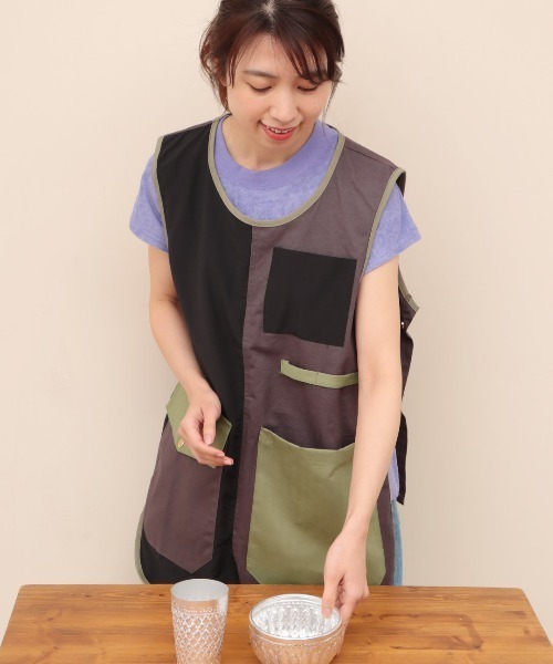 チチカカ（チチカカ）の「【ユニセックス】ミリタリーミックスエプロンベスト（エプロン・レディース・ベージュ/ブラック・FREE）」の3枚目の写真