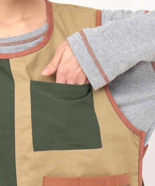 チチカカ（チチカカ）の「【ユニセックス】ミリタリーミックスエプロンベスト（エプロン・レディース・ベージュ/ブラック・FREE）」の11枚目の写真