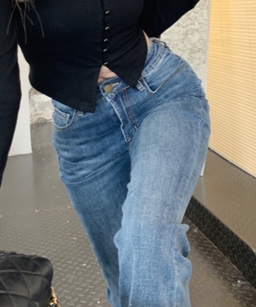 by muni:r（バイ ムニール）の「スリムブーツカットデニムパンツ（デニムパンツ・レディース・ブルー・SMALL/MEDIUM）」の4枚目の写真