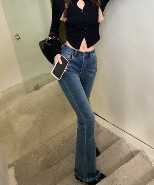 by muni:r（バイ ムニール）の「スリムブーツカットデニムパンツ（デニムパンツ・レディース・ブルー・SMALL/MEDIUM）」の5枚目の写真