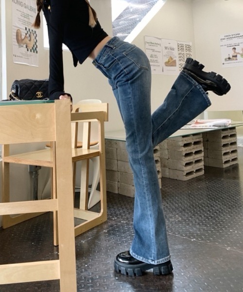 by muni:r（バイ ムニール）の「スリムブーツカットデニムパンツ（デニムパンツ・レディース・ブルー・SMALL/MEDIUM）」の17枚目の写真