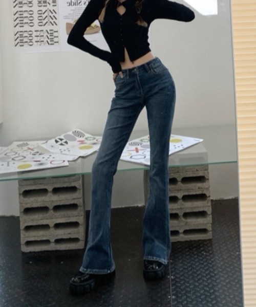 by muni:r（バイ ムニール）の「スリムブーツカットデニムパンツ（デニムパンツ・レディース・ブルー・SMALL/MEDIUM）」の14枚目の写真